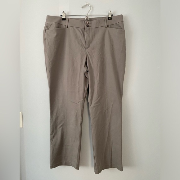 Lee Regular Fit Straight Leg Size 18 Short Gray Pants Mid Rise Secretly Shapes - Picture 1 of 7